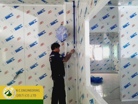 ช่างมืออาชีพวางระบบท่อโรงงาน